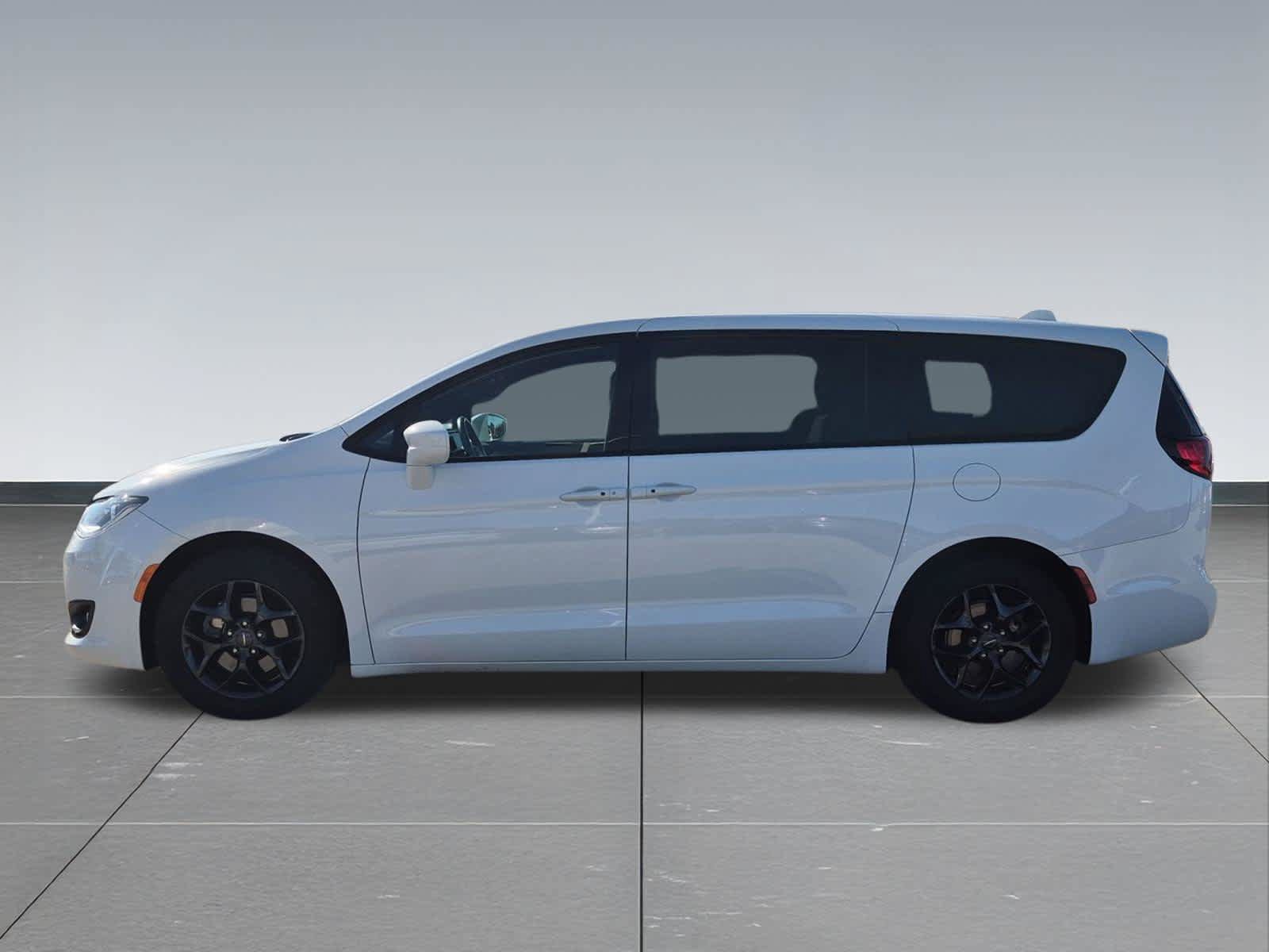 Used 2019 Chrysler Pacifica Touring Plus w/ S Appearance Package FWD image 3