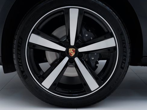Certified 2023 Porsche Macan AWD/4WD image 11