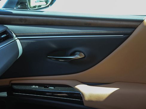 Used 2025 Lexus ES 300h 300h w/ Premium Package image 21