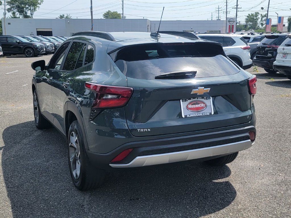 Used 2025 Chevrolet Trax LT FWD image 8