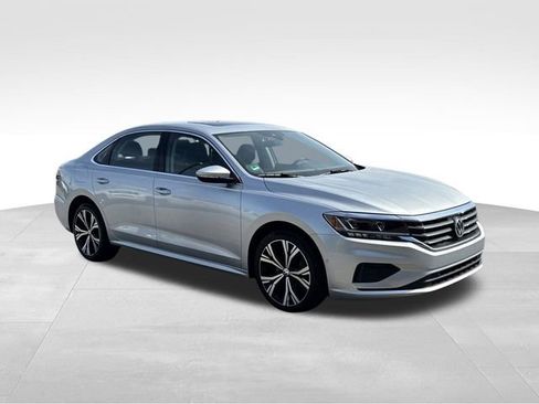 Used 2020 Volkswagen Passat 2.0T SEL FWD image 9