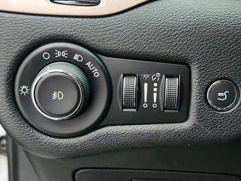 Used 2018 Jeep Cherokee Limited image 20