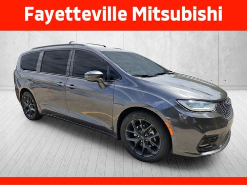 Used 2021 Chrysler Pacifica Touring-L w/ Uconnect Theater Family Group FWD image 1