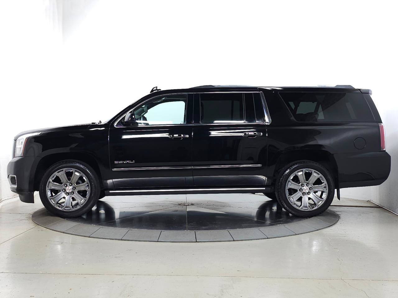 Used 2017 GMC Yukon XL Denali w/ Open Road Package AWD/4WD image 4
