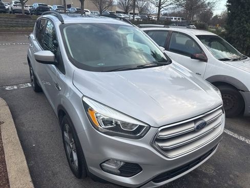 Used 2017 Ford Escape SE w/ Equipment Group 201A image 3