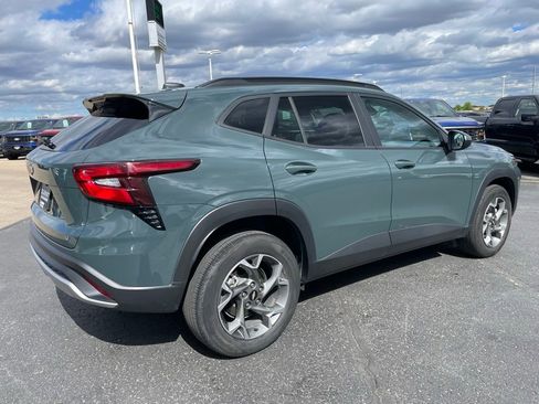 Used 2025 Chevrolet Trax LT FWD image 4