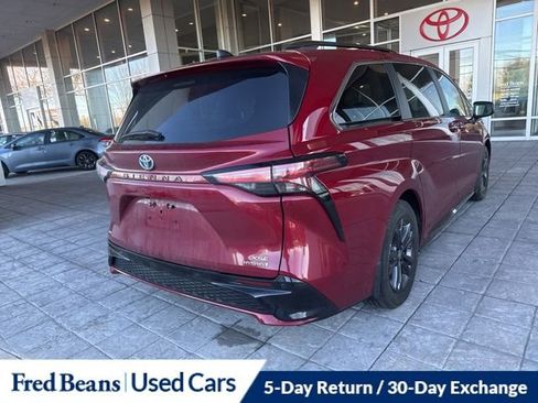 Used 2024 Toyota Sienna XSE w/ XSE Plus Package image 4