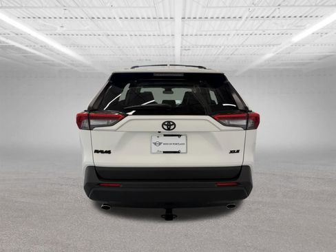 Used 2019 Toyota RAV4 XLE Premium FWD image 4