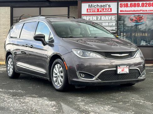 Used 2019 Chrysler Pacifica Touring-L image 1