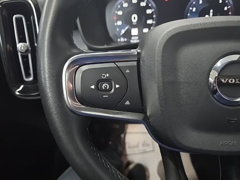 Used 2022 Volvo XC40 T5 Momentum w/ Climate Package image 20