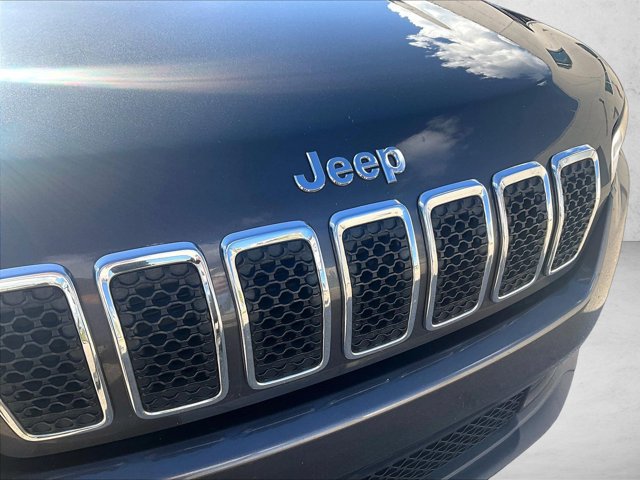 Used 2019 Jeep Cherokee Latitude Plus w/ Comfort/Convenience Group FWD image 27
