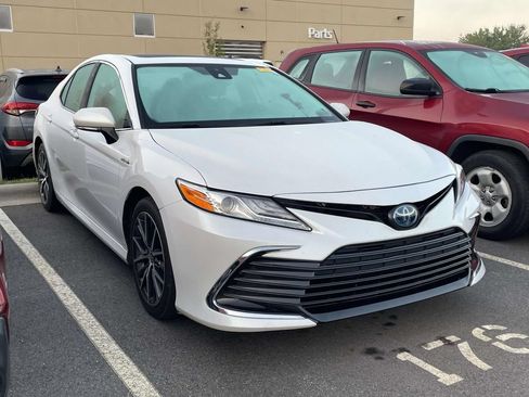 Used 2021 Toyota Camry XLE w/ Navigation Upgrade Package FWD image 1