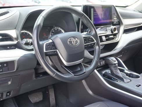 Used 2023 Toyota Highlander LE FWD image 15