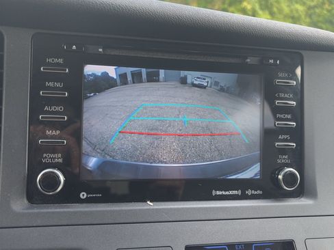 Used 2020 Toyota Sienna LE w/ LE Preferred Package FWD image 33
