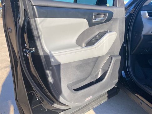 New 2026 Toyota Highlander XLE image 14