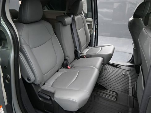 Used 2022 Toyota Sienna XLE image 18