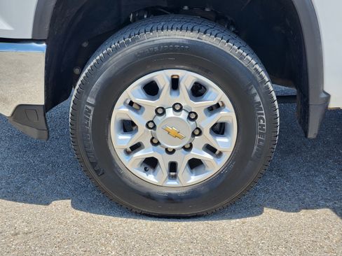 Used 2024 Chevrolet Silverado 2500 LT AWD/4WD image 10