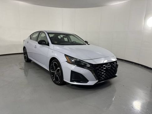 Used 2024 Nissan Altima 2.5 SR FWD image 3