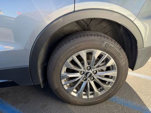 Used 2024 Cadillac XT4 Premium Luxury image 5