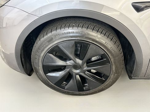 Used 2025 Tesla Model Y Long Range AWD/4WD image 11