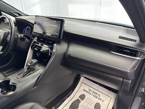 Used 2021 Toyota Venza Limited image 14