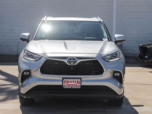 Used 2023 Toyota Highlander Limited FWD image 2