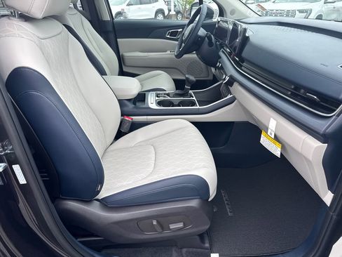 Certified 2025 Kia Carnival EX FWD image 13