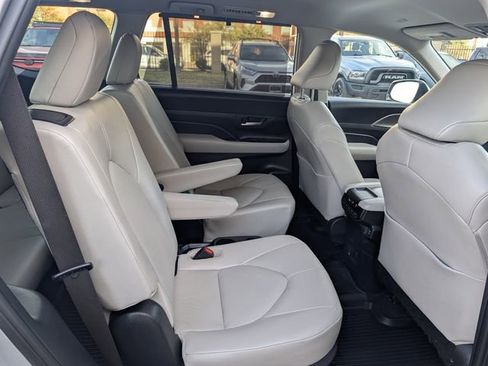 Used 2024 Toyota Grand Highlander XLE image 32