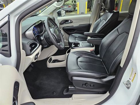 Used 2024 Chrysler Pacifica Touring-L image 11