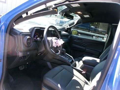 Used 2025 Chevrolet Colorado Trail Boss AWD/4WD image 13