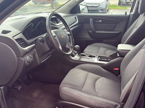 Used 2017 Chevrolet Traverse LT w/ Style and Technology Package FWD image 5