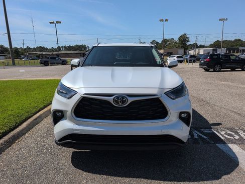 Used 2022 Toyota Highlander XLE image 1