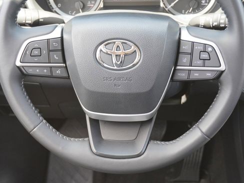 Used 2023 Toyota Highlander XLE FWD image 29
