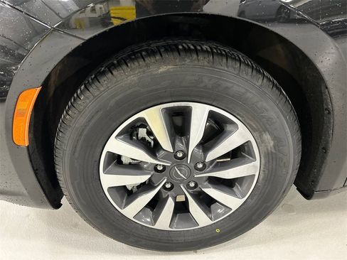 Used 2022 Chrysler Pacifica Touring-L image 8