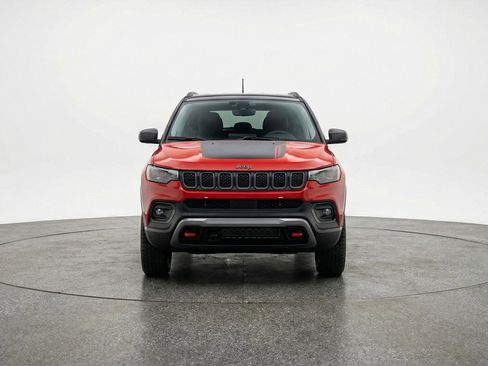 Used 2025 Jeep Compass Trailhawk image 2