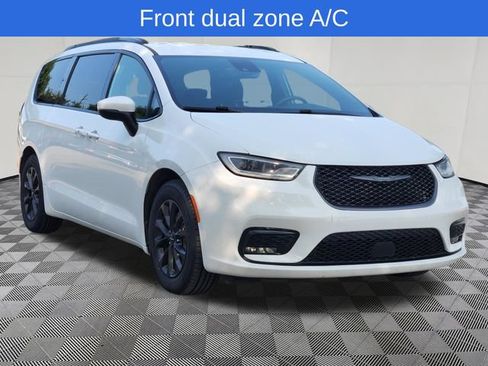 Used 2023 Chrysler Pacifica Touring w/ S Appearance Package FWD image 3