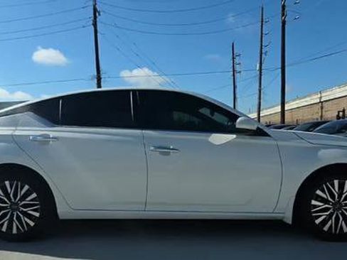 Used 2023 Nissan Altima 2.5 SV image 2