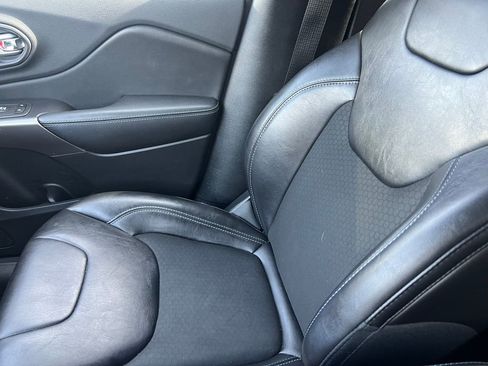 Used 2019 Jeep Cherokee Latitude Plus w/ Comfort/Convenience Group AWD/4WD image 33