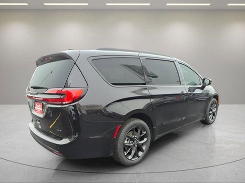New 2026 Chrysler Pacifica Select w/ S Appearance Package AWD/4WD image 3