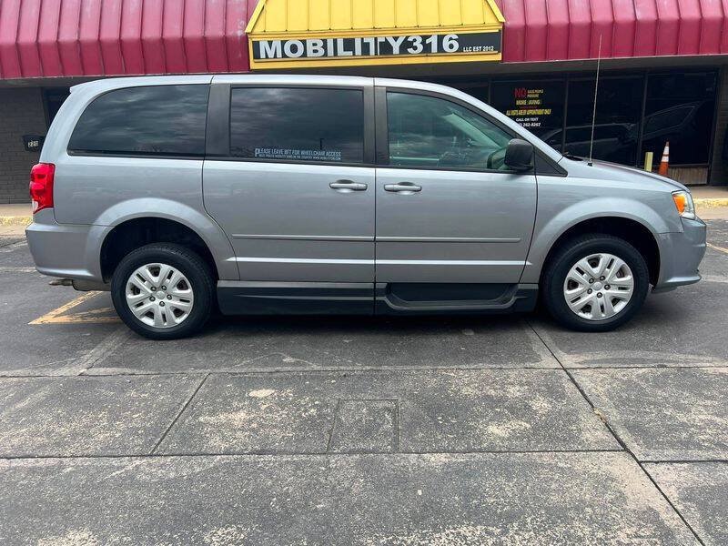 Used 2017 Dodge Grand Caravan SE w/ Power Window Group FWD image 4