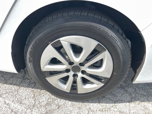 Used 2022 Toyota Prius LE image 21