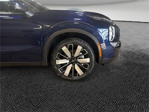 New 2025 Mitsubishi Outlander SE image 11