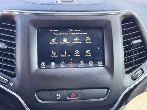 Used 2020 Jeep Cherokee Latitude Plus w/ Cold Weather Group AWD/4WD image 19