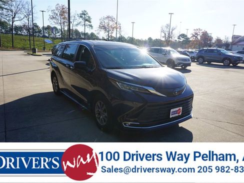 Used 2021 Toyota Sienna XLE image 1
