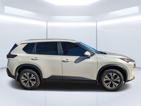 Used 2022 Nissan Rogue SV w/ SV Premium Package image 2