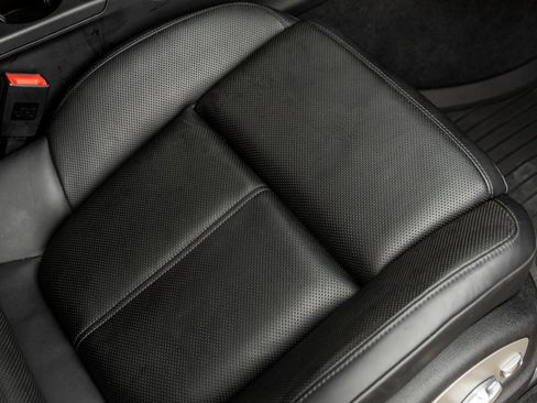 Certified 2024 Porsche Macan AWD/4WD image 42