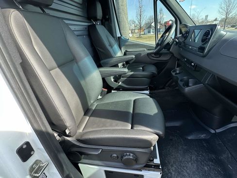 Used 2022 Mercedes-Benz Sprinter 2500 image 13