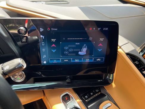 Used 2024 Chevrolet Corvette Stingray Premium Conv w/ Z51 Performance Package RWD image 17
