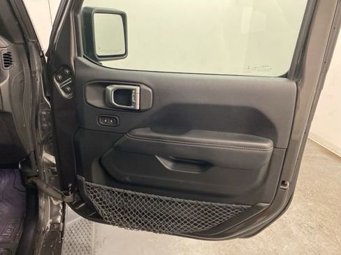 Used 2018 Jeep Wrangler Unlimited Sahara AWD/4WD image 28