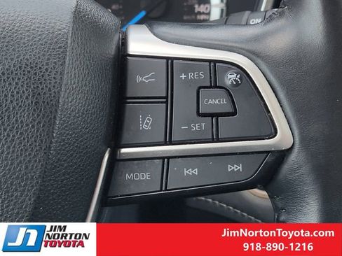 Used 2024 Toyota Highlander XLE image 30